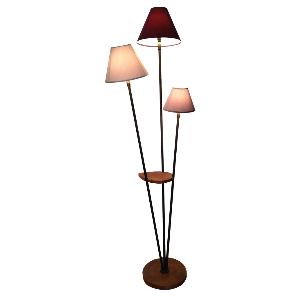 Lampe vintage entièrement rénovée, électrification neuve. Couleur abat jour: gris et bordeaux. Tube métal noir piétement et tablette en bois massif. Dimensions: hauteur 175 cm, emprise 50 cm /50 cm Prix: 180 euros