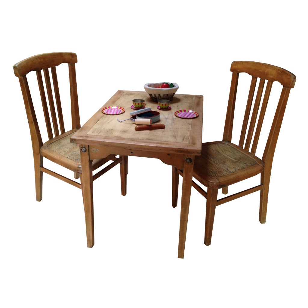 Ensemble table de cuisine et chaises enfant, mobilier Stella années 30/40. Meuble en bois massif entièrement rénové et ciré. Dimensions: Table Largeur 40 cm, Longueur 58 cm et Hauteur 45 cm Chaises Hauteur d'assise 29 cm Prix: 200 euros