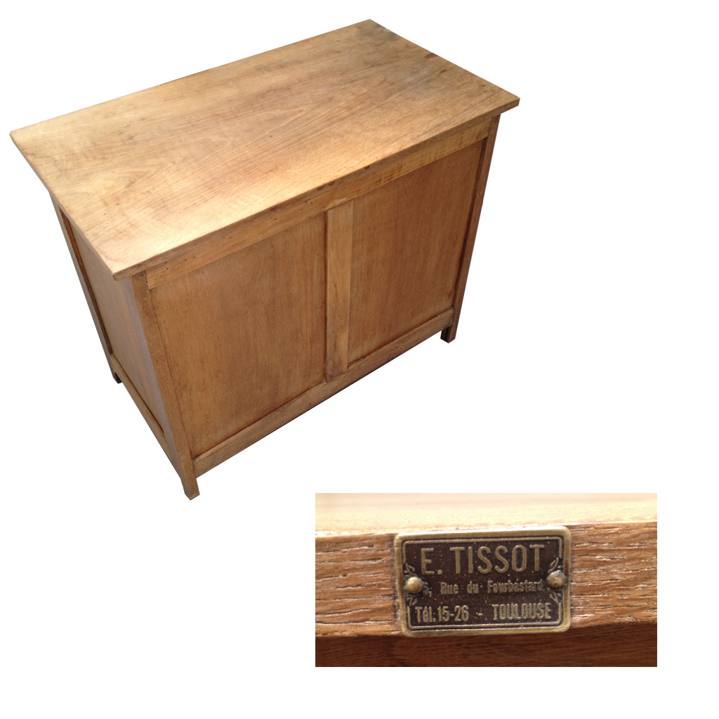 Bureau enfant en bois massif, 4 tiroirs + tablette, année 30. Très bon état avec plaque d'origine de fabrication (Toulouse) Dimensions: Largeur 45 cm, Longueur 80 cm, Hauteur 68 cm Prix: 230 euros