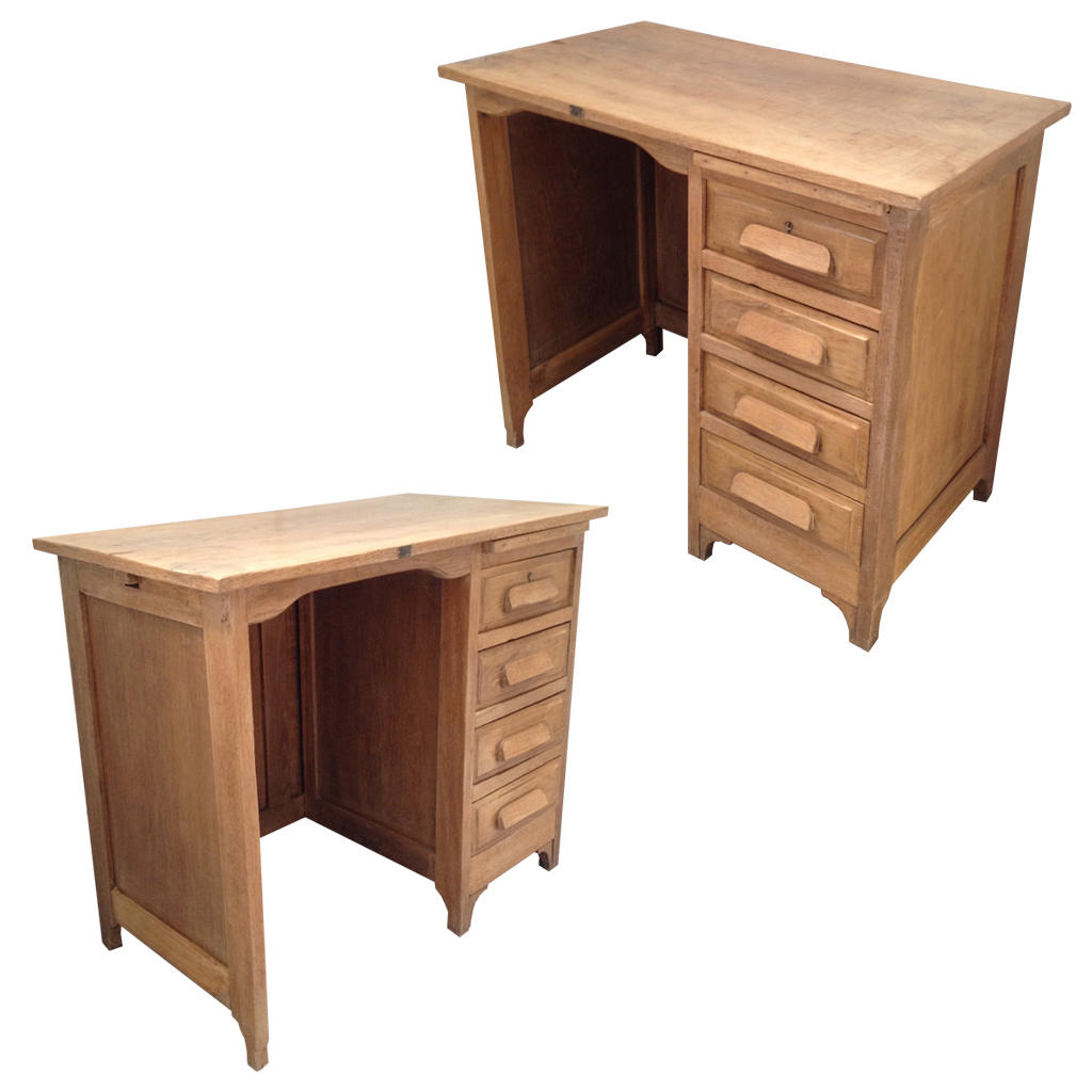 Bureau enfant en bois massif, 4 tiroirs + tablette, année 30. Très bon état avec plaque d'origine de fabrication (Toulouse) Dimensions: Largeur 45 cm, Longueur 80 cm, Hauteur 68 cm Prix: 230 euros