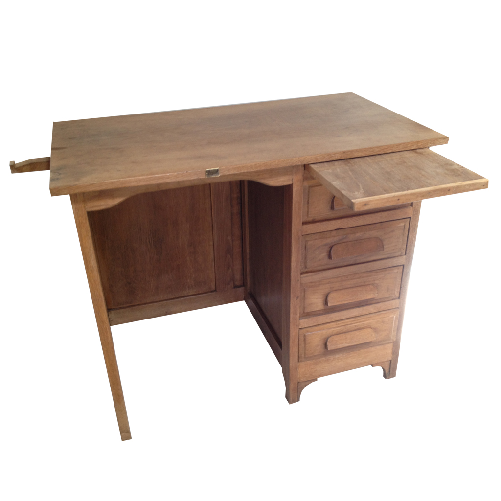 Bureau enfant en bois massif, 4 tiroirs + tablette, année 30. Très bon état avec plaque d'origine de fabrication (Toulouse) Dimensions: Largeur 45 cm, Longueur 80 cm, Hauteur 68 cm Prix: 230 euros