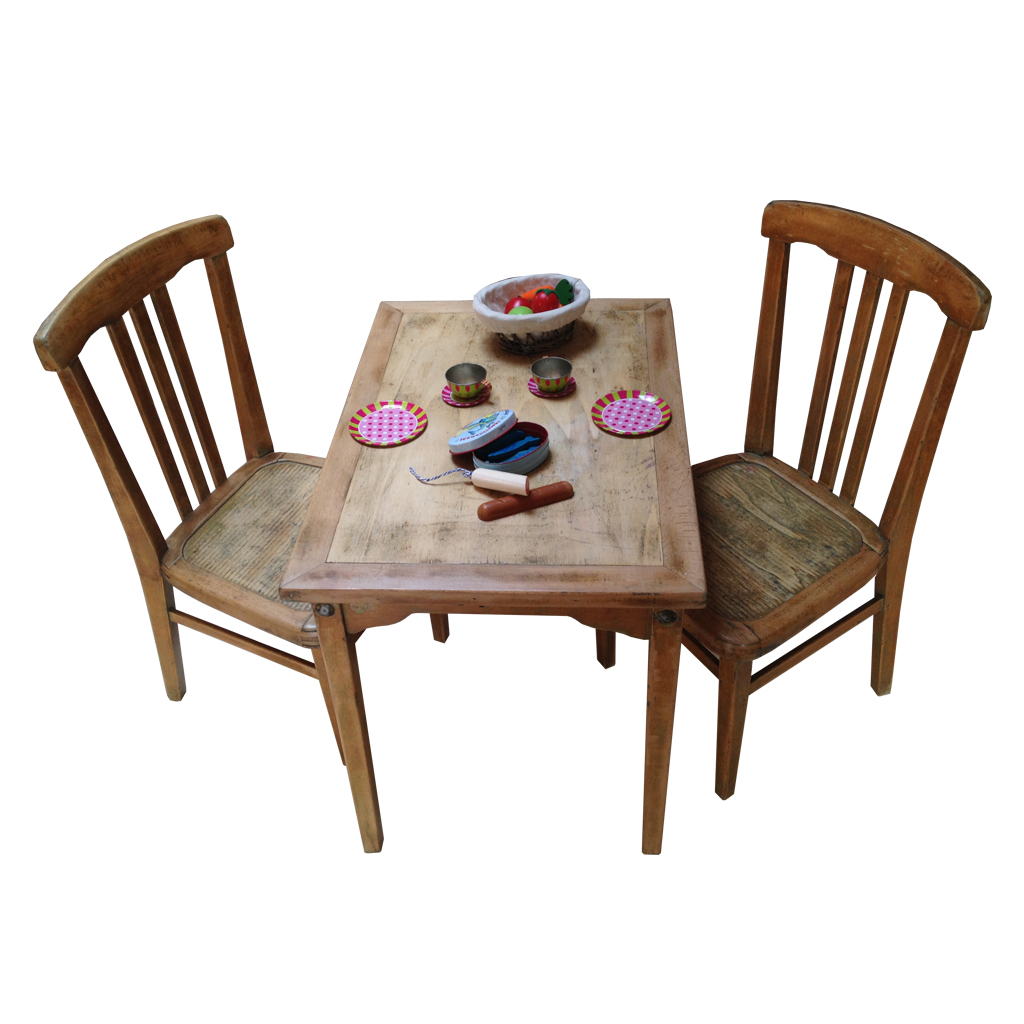 Ensemble table de cuisine et chaises enfant, mobilier Stella années 30/40. Meuble en bois massif entièrement rénové et ciré. Dimensions: Table Largeur 40 cm, Longueur 58 cm et Hauteur 45 cm Chaises Hauteur d'assise 29 cm Prix: 200 euros