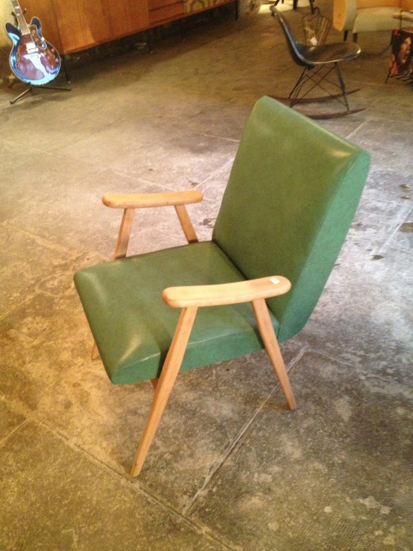 Fauteuil esprit scandinave skaï vert. Prix 290 €